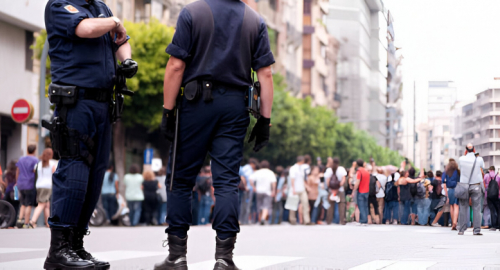 Scontri a Bologna tra manifestanti antifascisti e forze dell'ordine: tensione in citt